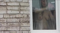 Голая на публике. Публичное обнажение. Муж секси Фрины подглядывает за ее сестрой из окна авто, когда она без трусов и лифчика моет окно квартиры.