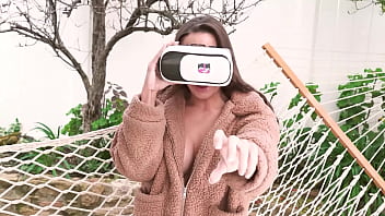 VR Conk Lacey London mentre la sexy Catwoman geme per un po' di latte