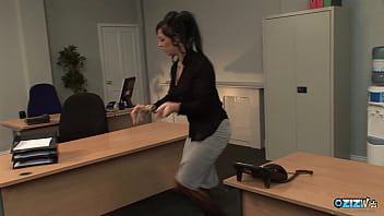 Brünette Sekretärin fickt im Büro mit ihrem geilen Chef