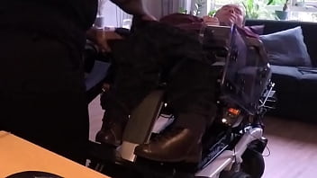 Altes Video von einem Behinderten, dem geholfen wird
