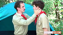 GuySaysYes.com - Scout Master Greg hat ein Einzelgespräch mit Scout Grey, in dem er seine Vorliebe für den jungen Abenteurer offenbart.