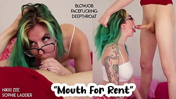 Chica de pelo verde con gafas facefucked por trans girl facial