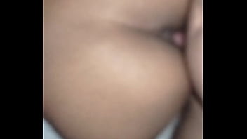 Peruano com um pênis grande fode sua irmã morena magra com uma vagina apertada