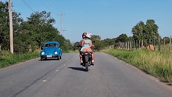 Velký zadek dívka předvádí na motorce.