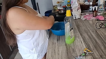La cognata latina troia colombiana con zoccolo di cammello gigante seduce i suoi amanti mentre fa i lavori di casa lei ama il cazzo e il latte FULLONRED