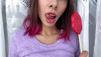 La sorellastra birichina succhia una caramella e mostra la sua lingua lunga e sexy