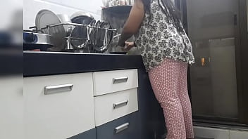 Femme de ménage baisée dans la cuisine