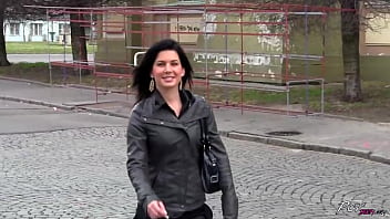 Sandra показывает горячее публичное сосание хуя и камшот на лицо в видео от первого лица