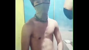 Сексуальный паренек делает большой камшот в ванной