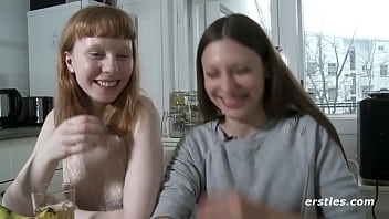 Ersties : Bonnie et Talia reviennent pour une vidéo de sexe lesbienne coquine