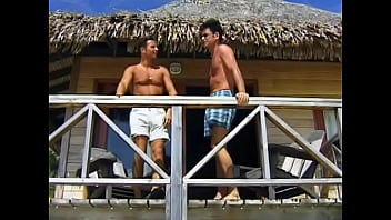 На тропическом острове два парня трахают официантку Еву Робертс двойным проникновением