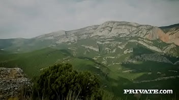 Julia Roca si fa sesso in montagna