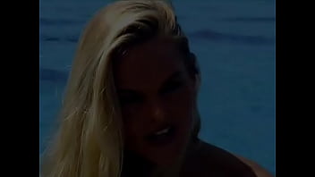 Katja tiene sexo bajo el agua en las aguas tropicales cerca de Bora Bora