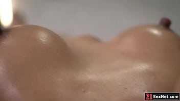 21SexNet.com - Typ fickt vollbusige Milf nach der Massage in den Arsch