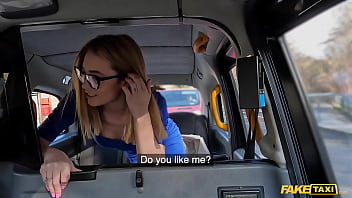 太い縁のメガネをかけた偽のタクシーの若い女性は、胴回りの巨大なコックを持っているタクシー運転手とセックスします