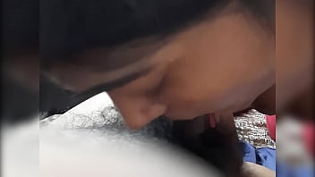 Fille indienne sexy donnant une pipe à son petit ami