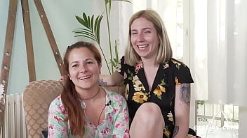 Ersties: lesbianas amateur sexy comparten un consolador doble