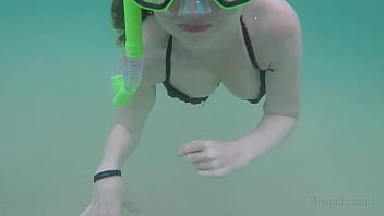 Garota alemã exibicionista pública com peitos grandes perfeitos no mar mostrando e esfregando a buceta