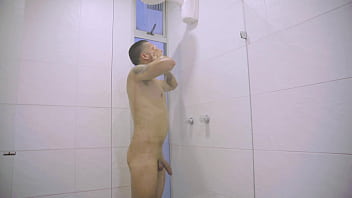 シャワーを浴びている間、義理の姉が私をスパイします