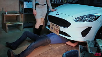 Une cliente salope frappe son mécanicien - Réparation de voiture pour Pussy - Alessia Caliente