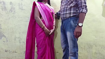 La belle-sœur a l'air incroyable vêtue d'un sari rose, aujourd'hui je ne quitterai pas ma belle-sœur, je vais me déchirer la chatte