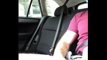 Шлюха на заднем сиденье Uber с пассажиром, который разделил поездку с одаренным