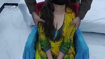 XXX masaje corporal de ama de casa paquistaní por un extraño frente a su esposo cornudo que follar con audio hindi claro