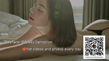 Сексуальная девушка Никки так ненасытно и слюняво сосет большой член и оставляет на нем красную помаду 4K 60FPS