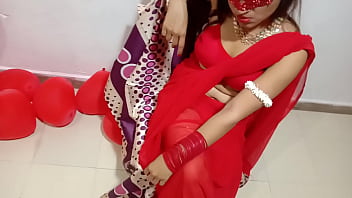 Frisch verheiratete indische Ehefrau im roten Sari feiert Valentinstag mit ihrem Desi-Ehemann - Full Hindi Best XXX