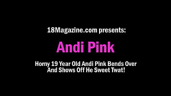 Andi Pink, 19 ans, se penche et montre sa douce chatte!