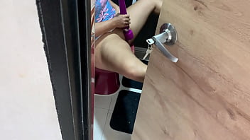 SPYING ON MY STEPMOM IN THE BATHROOM I END UP FUCKING HER