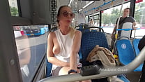 Ein Mädchen fährt mit nackten Brüsten in einem öffentlichen Bus