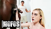 La déesse blonde (Katra Collins) trompe son petit ami avec la bite monstrueuse de son voisin - Mofos