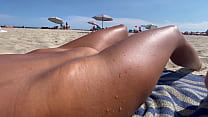 La calda Monika Fox lecca le palle e succhia il cazzo su una spiaggia pubblica con ingoio di sperma