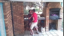 Caméra espion : couple surpris en train de baiser sur le porche de la réserve naturelle
