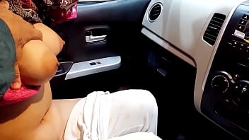 Vera mamma indiana con tette lattiginose scopate in macchina dal suo ex fidanzato con un chiaro audio hindi