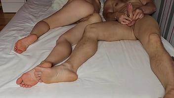O enteado pegou sua madrasta nua na cama e a fodeu até orgasmos múltiplos.