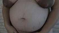Perverser Stiefsohn berührt die großen stillenden Brüste und den großen schwangeren Bauch ihrer schwangeren Stiefmutter, während beide allein zu Hause sind! - Milchige Mari