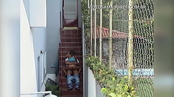 Junges Paar fickt im Hinterhof und wird aus der Ferne gefilmt