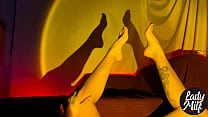 Você seria capaz de resistir a dança sensual desses pés?
