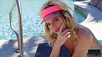 Modèle blonde jeune femme avec un cul rond parfait Kylie Belle obtient avec Playboy
