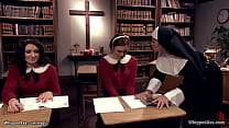 Riesentitten Nonne peitscht gefesselte Studentinnen