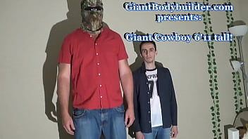 Le cow-boy géant, Cowboy costaud '11 "de haut, domine, soulève et baise son petit ami