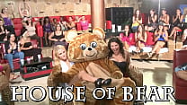 URSO DANÇANTE - Bem-vindo à mundialmente famosa casa do urso (roupa é opcional)