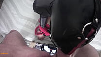 POV-Video von Laura, die in High Heels und Netzstrumpfhose auf den Knien gefesselt ist und mit riesigem Cumshot in den Mund gefickt wird