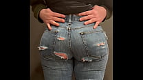 Девушка в узких джинсах с большой попкой позволила мне нащупать