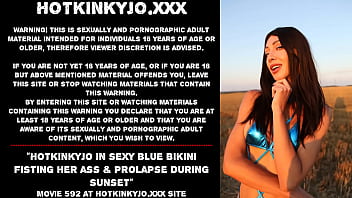 Hotkinkyjo en sexy bikini azul metiéndose el puño en el culo y prolapso durante la puesta de sol
