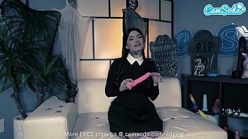 Süße junge Frau Cosplay als Mittwoch Addams masturbiert vor der Kamera
