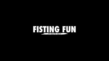 Fisting-Spaß beim ersten Mal, Kitty Li, Analfisting, tiefes Fisting, vaginales Fisting, Gapes, ButtRose FF020
