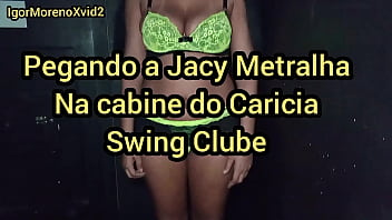 Pegando a Jacy Metralha de jeito na cabine do swing do hotel caricia em Madureira Rj